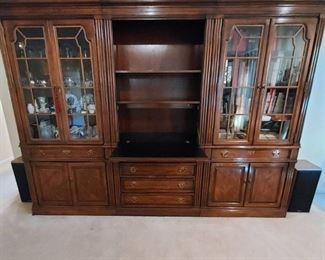 Nice Thomasville 5 Drawer Cabinet with Drop Down Bar