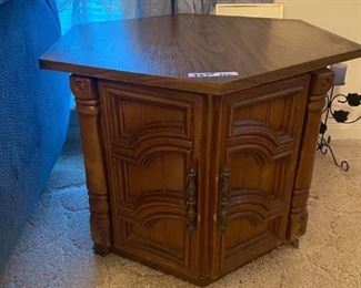 Vintage End Table Set
Good condition.
Not solid wood.
26” x 26” x 18” tall.
