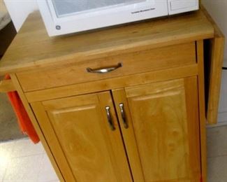 Kitchen island and microwave oven