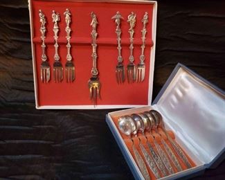 https://ctbids.com/estate-sale/13112/item/1131407 Dutch Instrumental Figural Forks & Unique Spoons
Set of forks marked Made in Holland and 90. We are unsure if the 90 stands for 90% silver. Each fork has a musician playing an instrument. The largest fork features the conductor. Set of unique spoons in original box. See photos for markings. 