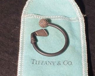 https://ctbids.com/estate-sale/13112/item/1216362 Tiffany & Co. Sterling Silver Golf Themed Key Ring
Tiffany & Co. sterling silver golf themed key ring with pouch. Key ring weighs approximately 10 grams.