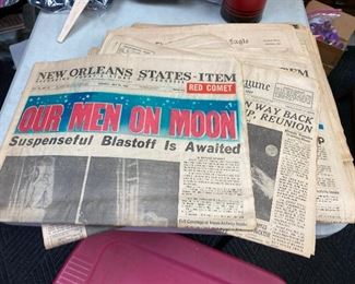 https://www.ebay.com/itm/125033530012	BM7051 Vintage Newpapers - Moon Landing, Kennedy, Truman, Plain Crash		Auction

