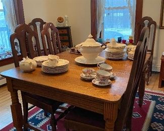 Oak dining room table with 3 leaves
