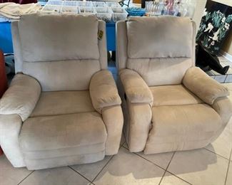 Pair of matching power recliner reclining chairs 