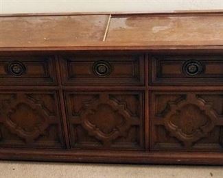 Magnavox Astro Sonic Turn Table/AM FM Stereo Console, 28" x 69.5" x 20"