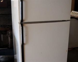 Kenmore Refrigerator/ Freezer, Model 363.9711511, With Automatic Ice Maker, 66.5" x 31.5" x 31"