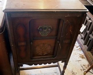 1920s Neutrdyne Apex Radio, 43" x 25" x 16'