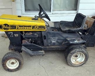 Poloron Fleetwood 32 Electric Lawn Tractor