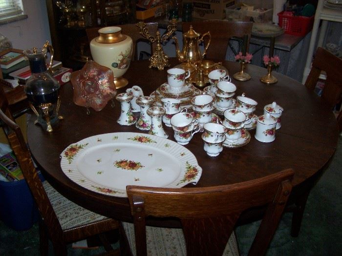 "OLD COUNTRY ROSES" CHINA  AND SMALLS ON AN ANTIQUE ROUND OAK TABLE