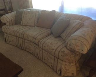 Floral traditional style sofa, in great shape