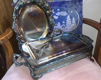 Silverplate service pieces.