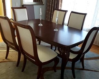Pennsylvania House dining table has leaf, four side chairs & two host chairs