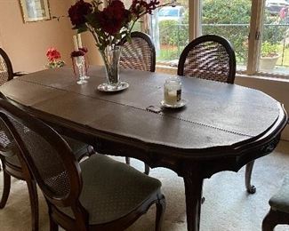 Solid wood dinning table w/6 chairs  2 leafs foldable coverlet
