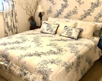 Charming blue/white bed set