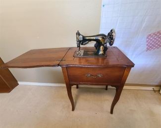 Vintage Singer sewing machine w/flip top