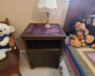 2 cabinet bedside table