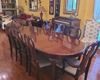 Dining room table w/8 chairs & 2 leaves 