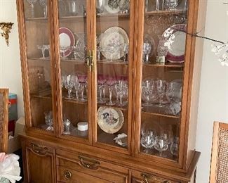 Hickory Chair Vintage Dining Suite, Table, Chairs, China Cabinet, Server - immaculate 