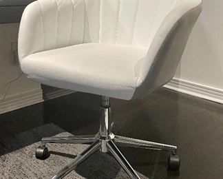 Item 45:  Rolling Desk Chair - 24.5"l x 18.5"w x 32"h:  $42