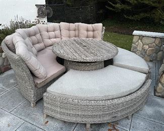 Item 264:  Broyhill Outdoor Set: $425