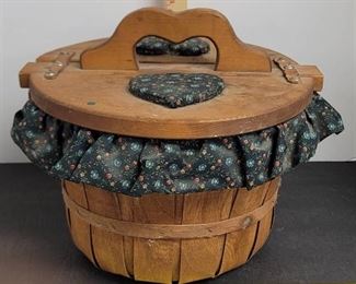 Craft/sewing basket w/lid skirt