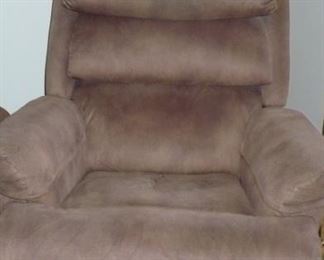 THIS RECLINER IN VERY NICE CONDITION 