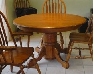 ROUND OAK TABLE WITH 4 CHAIRS with  leaf