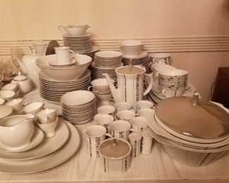 Gorgeous set with an MCM feel