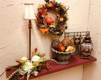 Floral arrangements, lamps, household decorations.
