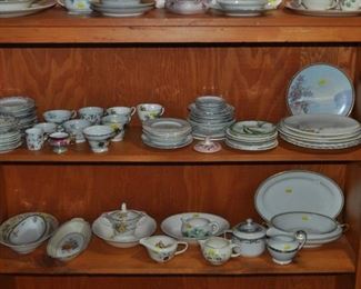 Teapots, creamers/sugars, cups/saucers, miscellaneous china