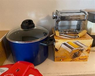 Pasta machine - large pot with lid