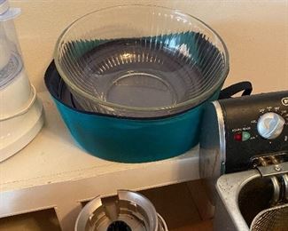 Pyrex bowl with lid & carrier