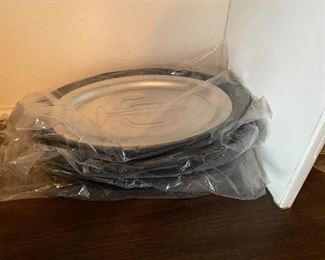 Heated plates - set of 4 - new  in plastic
