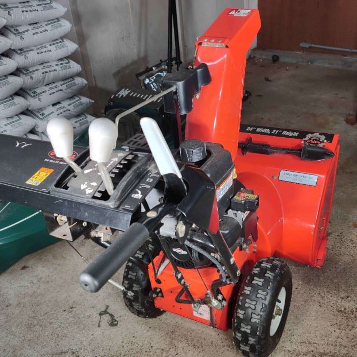 001Ariens Deluxe 24 Briggs and Stratton Snow Blower