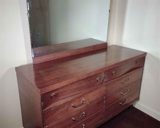 003Bassett Furniture Mid Century Dresser with Mirror
