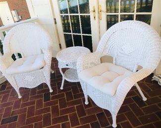 Hampton bay set of 4 identical chairs and 2 identical side tables