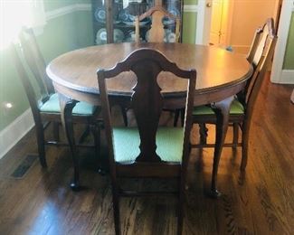 Round Queen Anne cherry 
table and 4 chairs