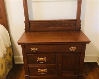 Antique tiger Oak wash stand. Matches dresser and bed