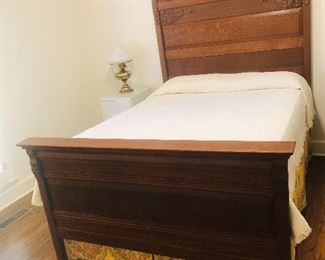 Antique American Victorian tiger oak bed
Matches wash stand and dresser