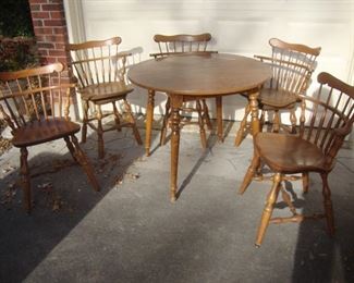 Ethan Allen table with 5 chairs & 1 leaf