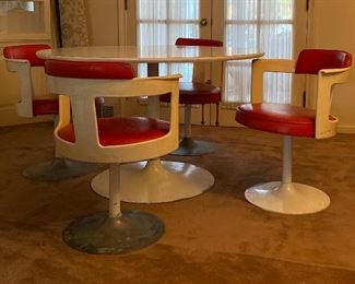 Daystrom Dining set with 4 swivel chairs