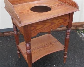 PRIMITIVE PINE WOOD WASH STAND. 19TH CENTURY. 24" WIDE X 17.5" DEEP. NOTE BOARDS HAVE SPLIT DUE TO SHRINK