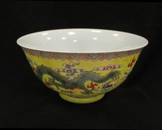 CHINESE FAMILLE JAUNE PORCELAIN BOWL. ENAMELED WITH OPPOSING DRAGONS AND A FLAMING PEARL. 4.75" DIAMETER. KUANG- BSU STYLE MARK