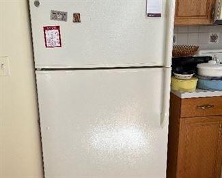 GE fridge / top freezer - good working condition