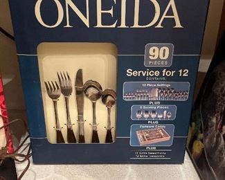 NIB Oneida 90pc flatware set