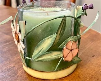 CANDLE W/FLORAL HOLDER