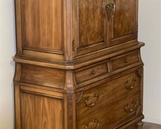 Thomasville Burl Veneer Vintage Gentleman's dresser	59 x 42 x 20	HxWxD
