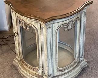 Vintage End Table Display case	22x17x17in	HxWxD
