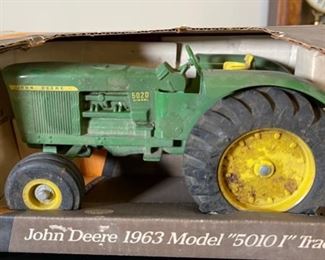 Ertl 5629 1/16 John Deere 1963 Model 5010 I Industrial Tractor Die Cast	Box: 6x12x7.5in	HxWxD
