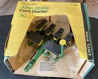 Ertl JOHN DEERE CORN PLANTER Farm Toy #595 1/16 Scale Die Cast	Box: 7x11x11in	HxWxD
